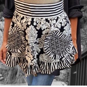 NWT Heavenly Hostess beautiful , feminine apron with pockets